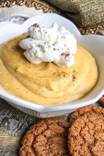 creamy pumpkin mousse with cookies