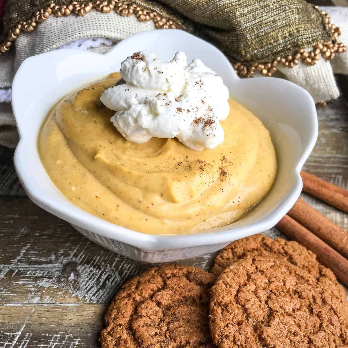 creamy pumpkin mousse with cookies